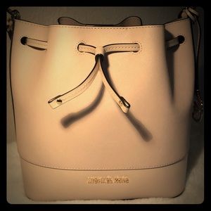 Michael Kors Bucket Bag in Blush Pink